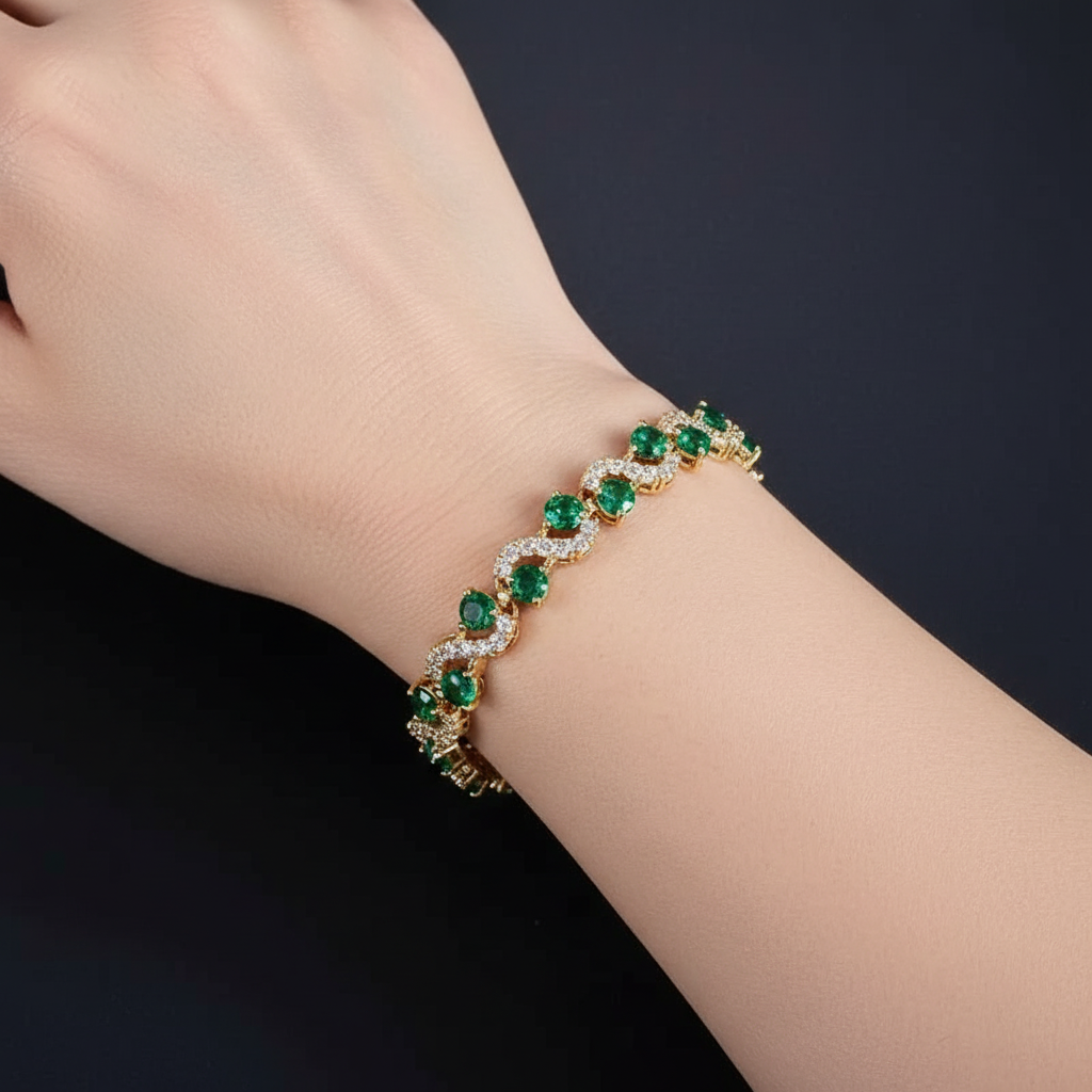 Pulsera de circonitas cúbicas de color verde esmeralda brillante con un elegante diseño de ondas