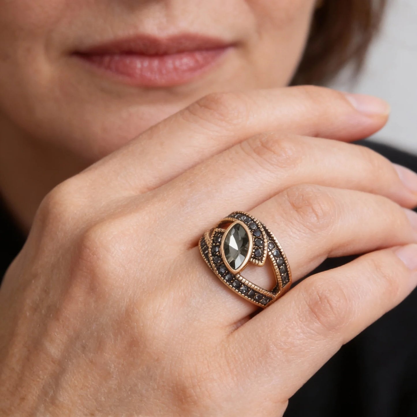 Anillo Elegante de Cristal Negro