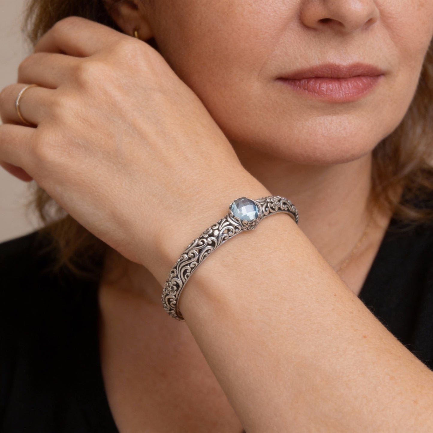 Divertida pulsera de zarcillos con topacio azul y adornos florales
