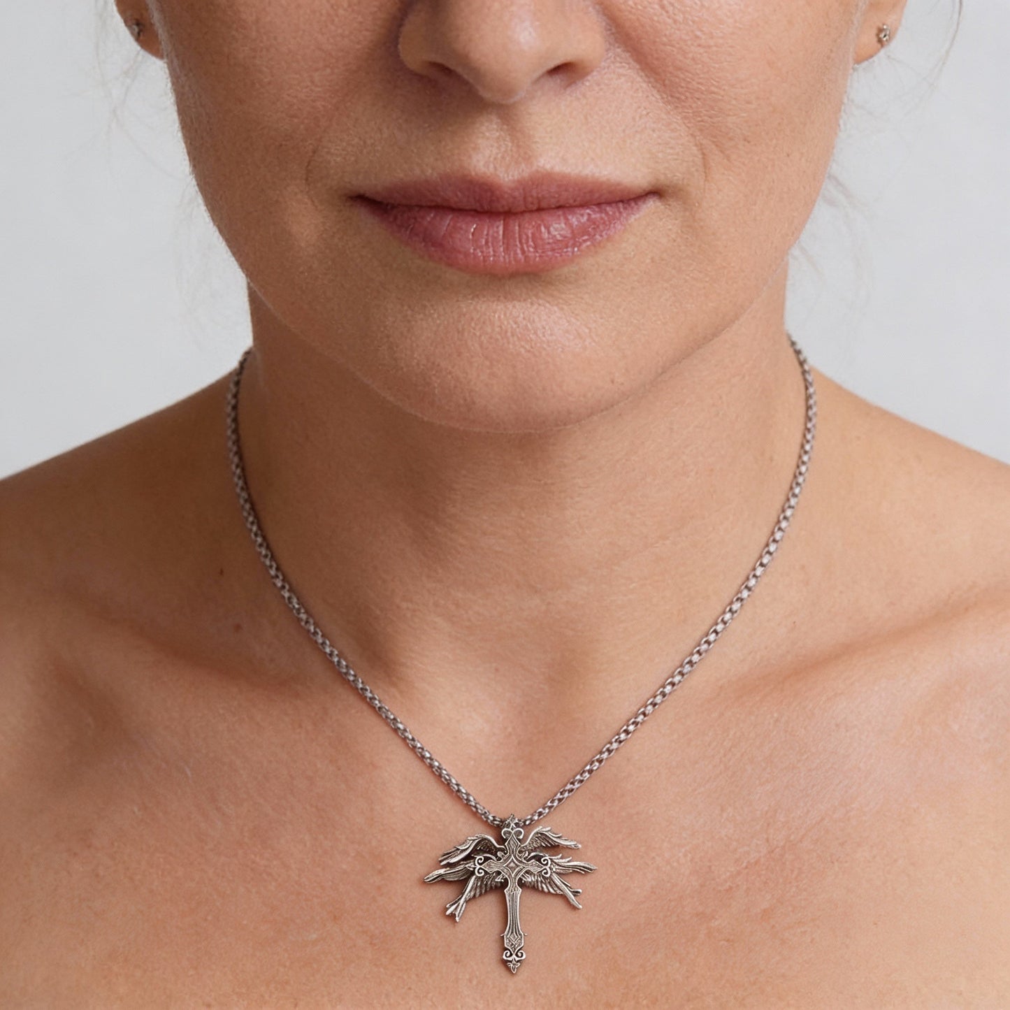 Collar con cruz de alas de ángel con adornos de filigrana y aspecto robusto