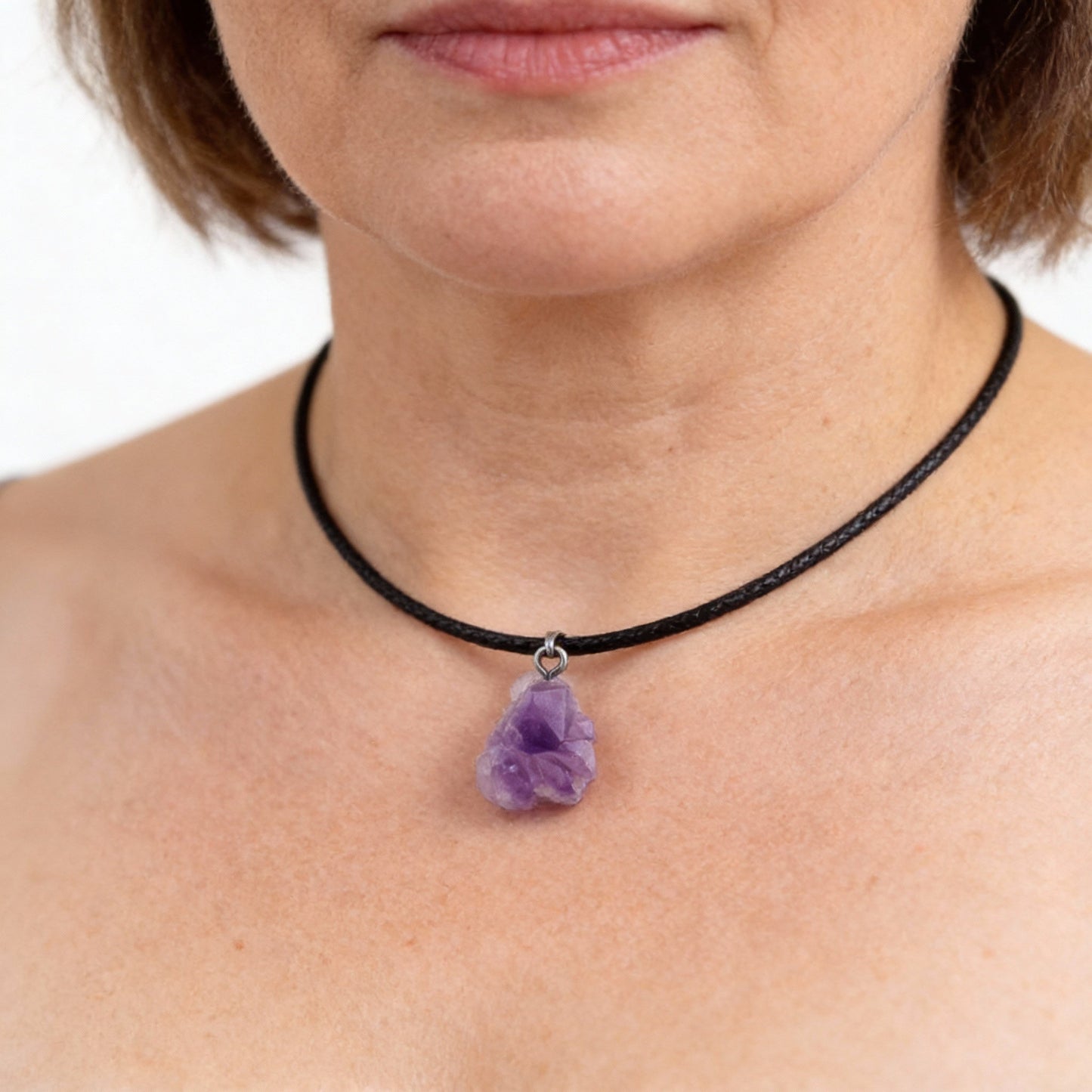 Collar con colgante de cristal de piedra cruda de amatista natural, cordón de cuero
