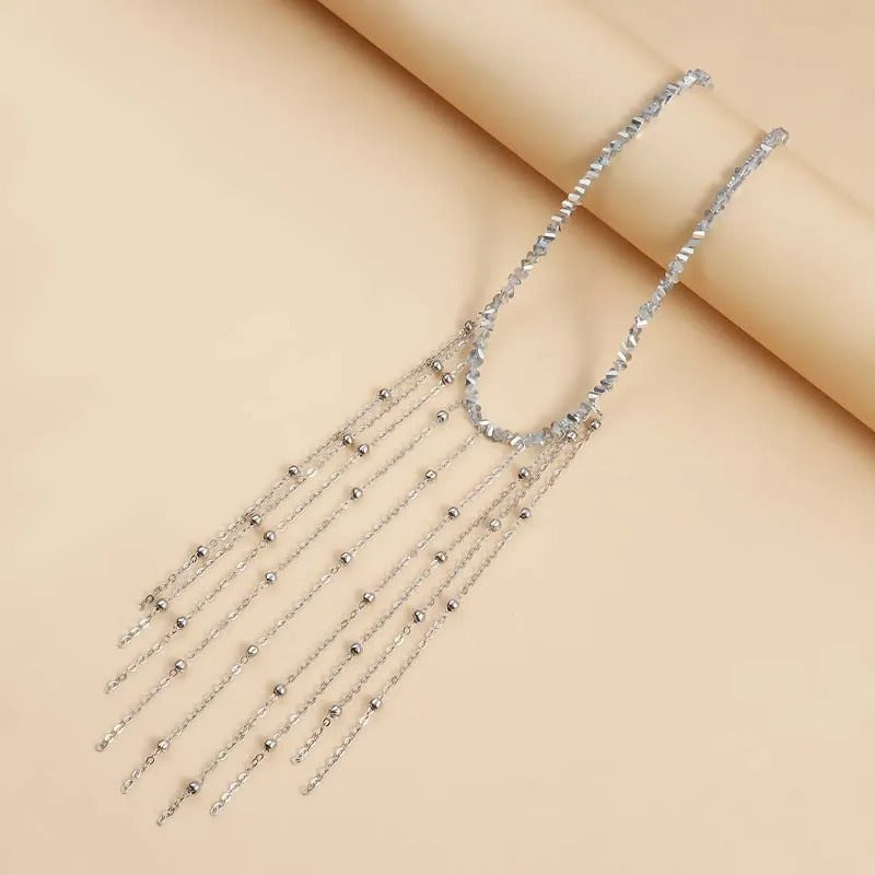 Elegantes accesorios para el cabello con diamantes de imitación y diseño de perlas y flecos.
