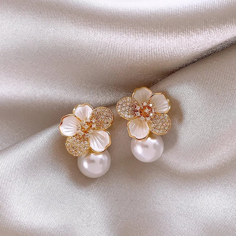 Pendientes elegantes de flores con colgantes de circonitas y perlas