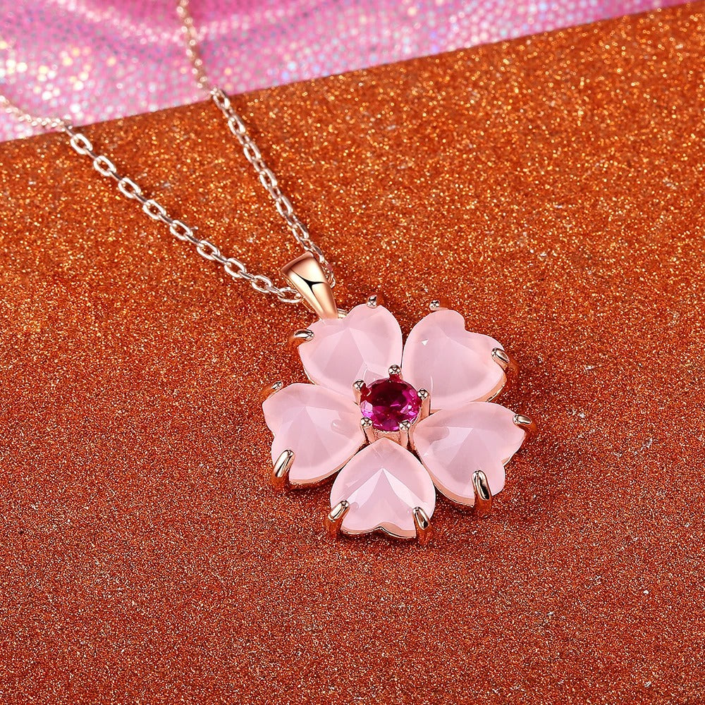 Colgante de flor de cuarzo rosa en forma de corazón en un elegante collar de mujer