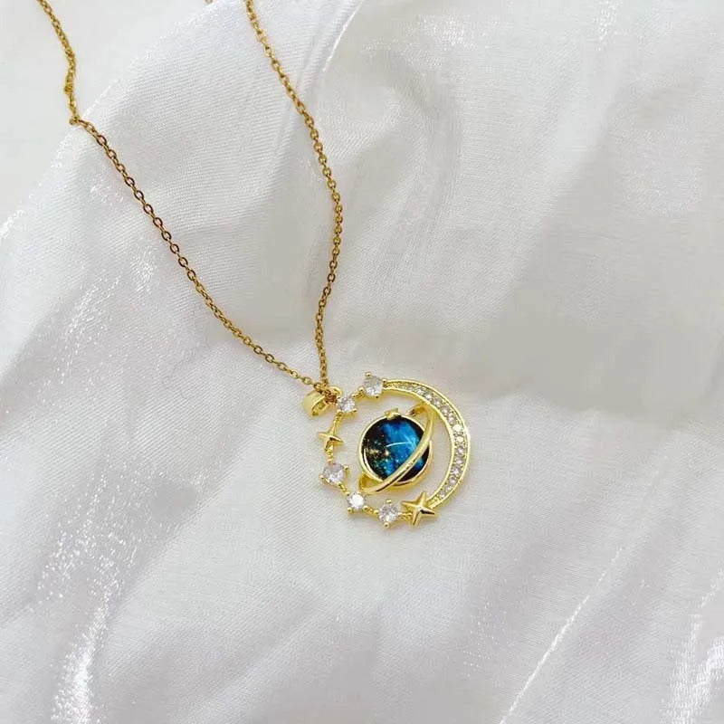 Collar de planeta con cielo estrellado brillante y piedras de circonita cúbica