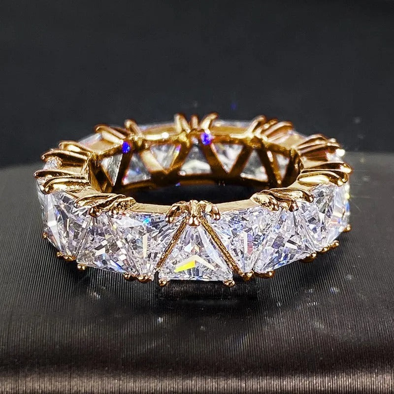 Anillo Triangular Vintage de Oro con Piedras