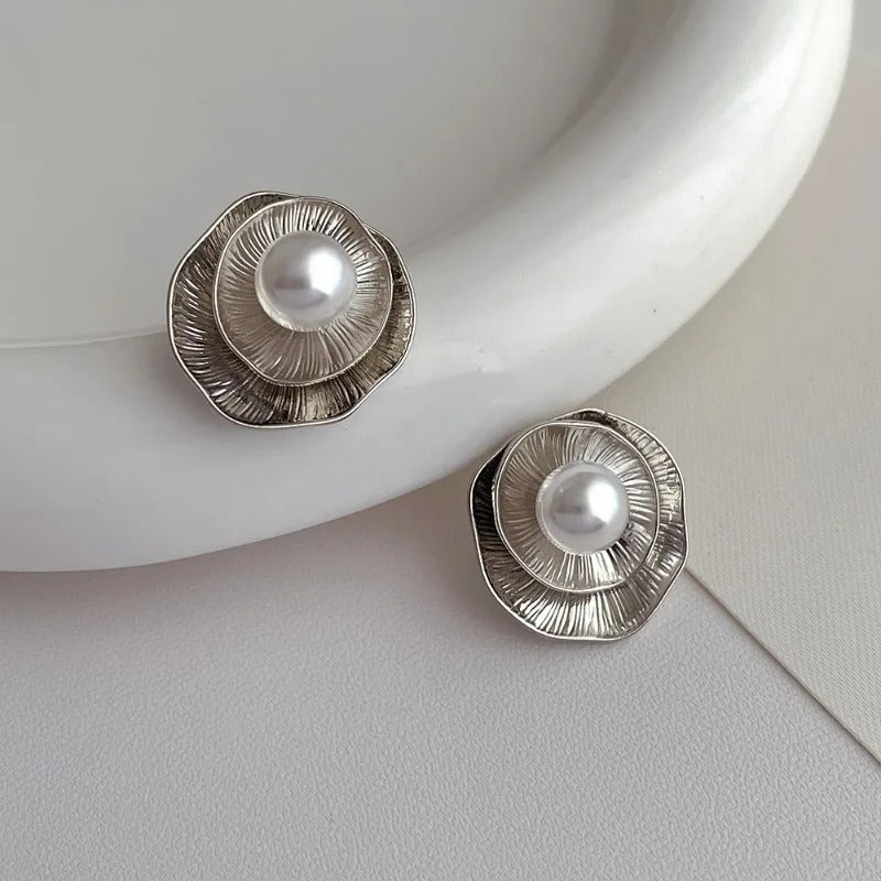 Elegantes pendientes de perlas con diseño floral vintage para mujer