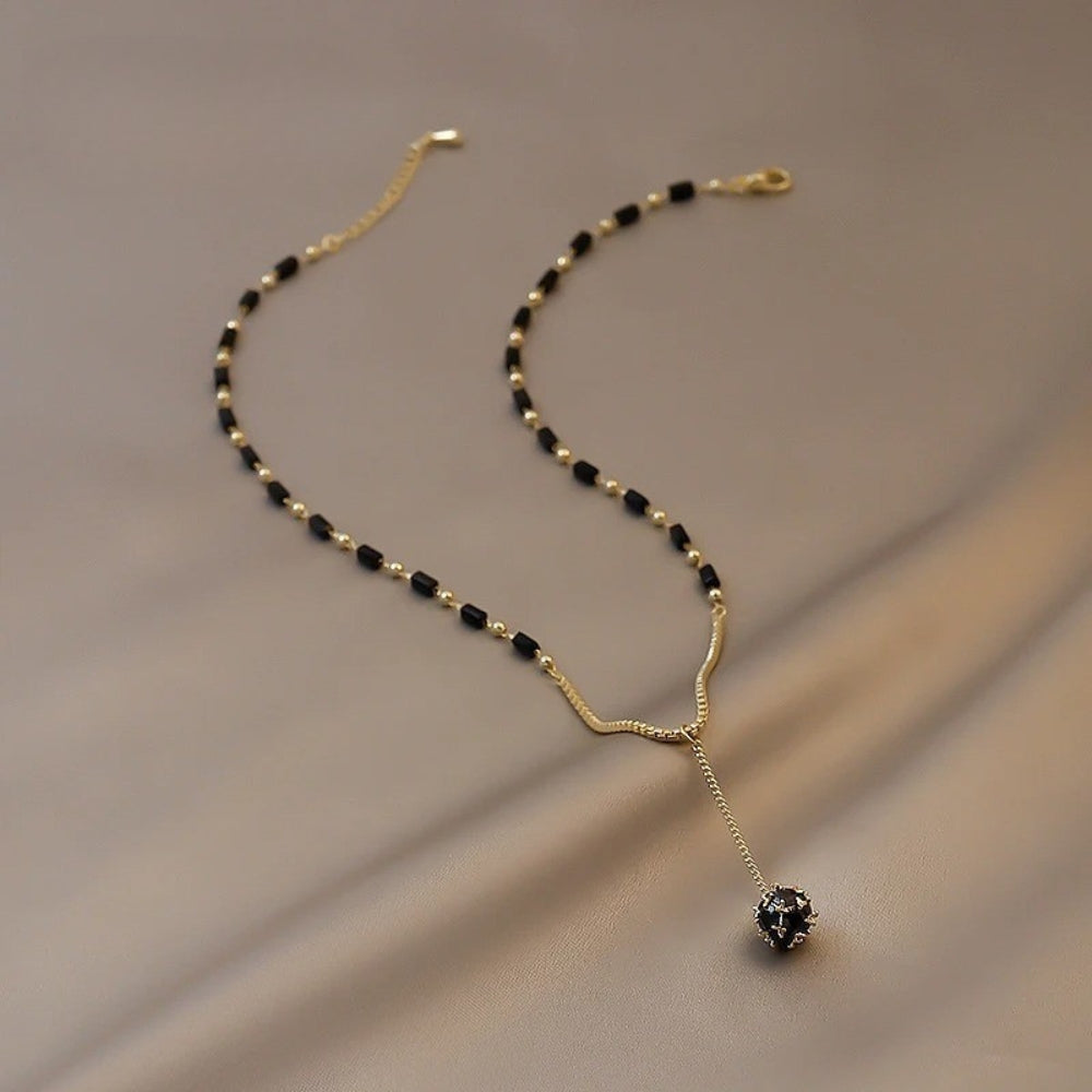 Elegante collar en Y con cuentas negras y colgante único