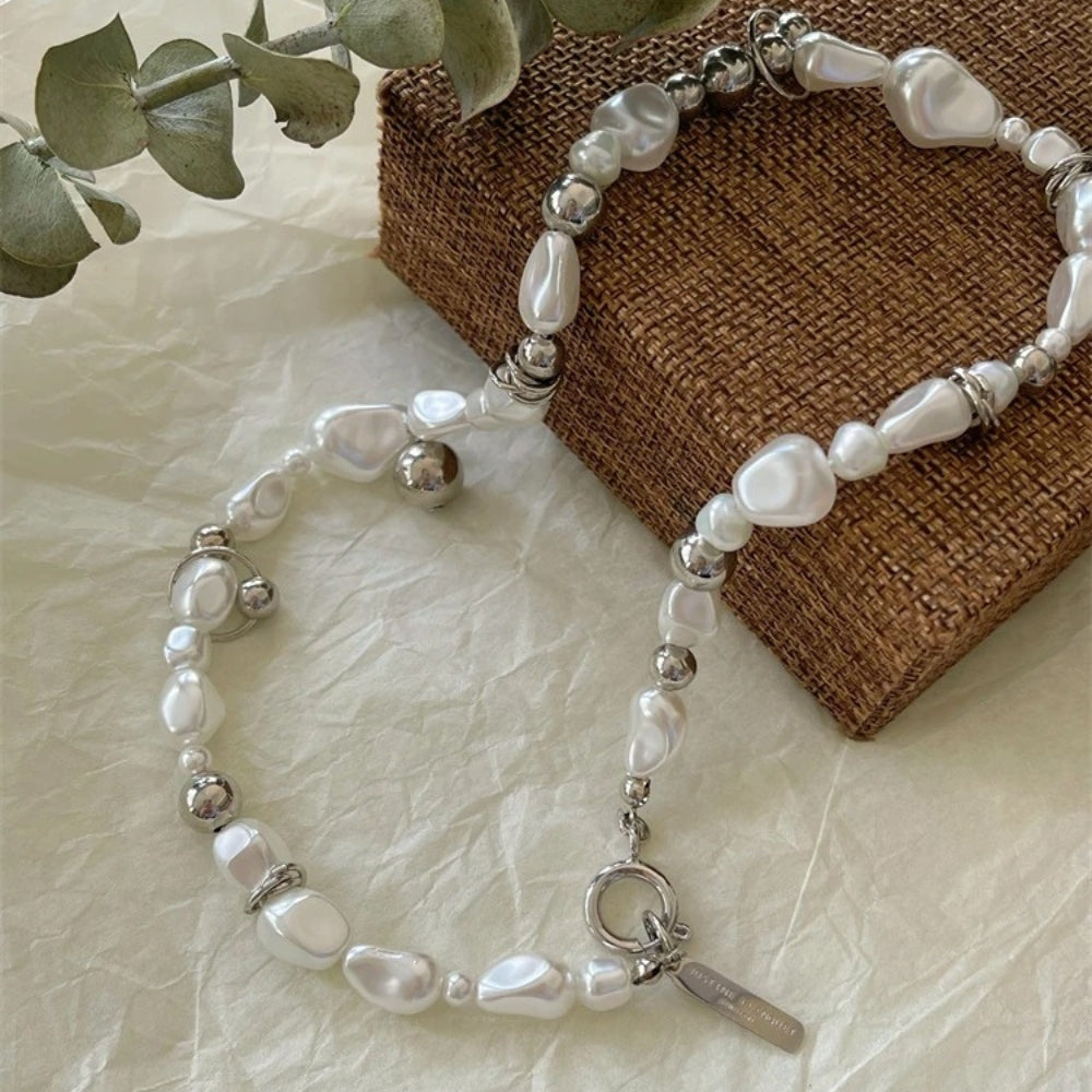 Elegante collar de perlas de agua dulce con detalles metálicos brillantes