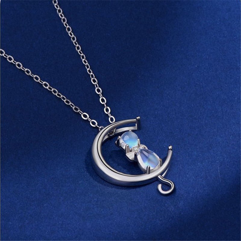 Collar de luna creciente con gato en colgante de piedra lunar