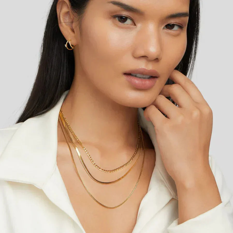 Collar moderno de triple capa con diferentes cadenas