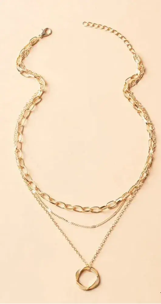 Collar llamativo de varias capas con anillo de filigrana y colgantes de cadena de eslabones