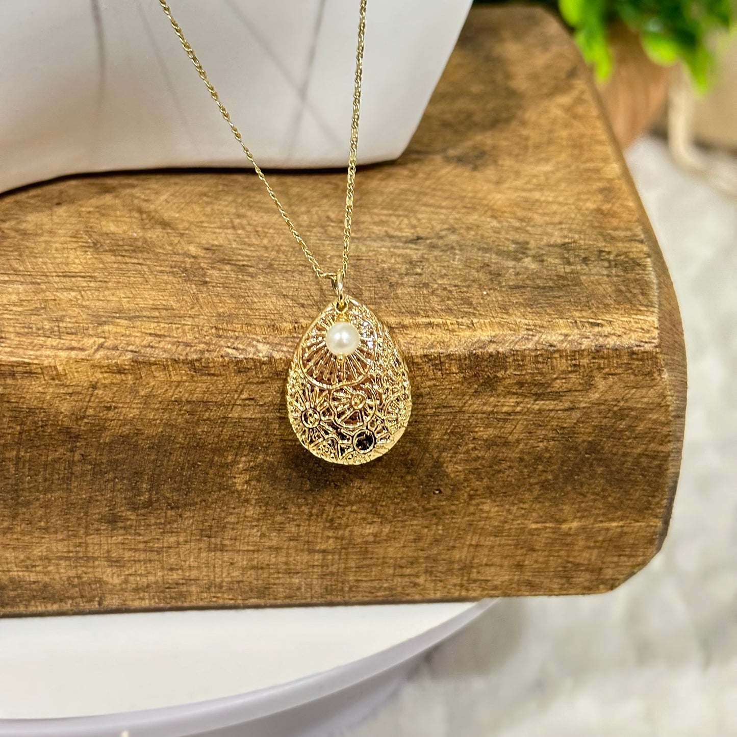 Collar de Perlas en Forma de Lágrima con Colgante de Concha de Filigrana