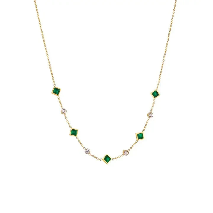 Elegante collar con colgante cuadrado verde esmeralda y circonita cúbica
