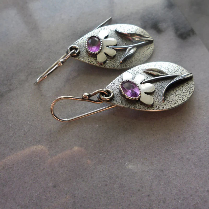 Pendientes antiguos de flores con piedras de amatista y diseño de hojas
