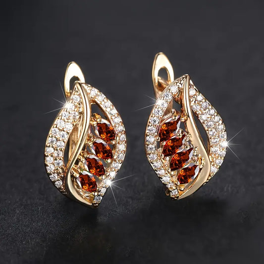 Pendientes de hojas brillantes con piedras rojas en forma de lágrima y circonitas brillantes