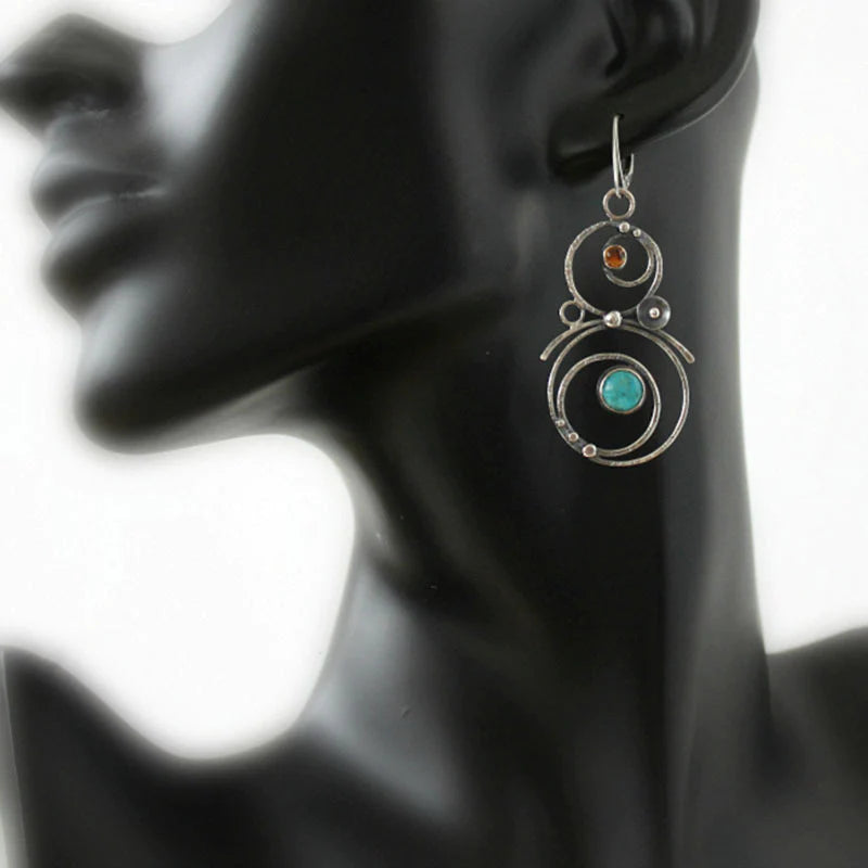 Pendientes en espiral hechos a mano con detalles en turquesa y ámbar