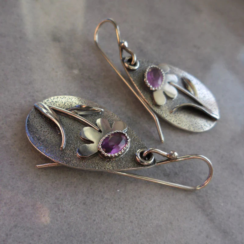 Pendientes antiguos de flores con piedras de amatista y diseño de hojas