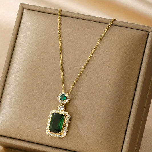 Elegante collar de esmeralda con detalles de circonitas y delicada cadena