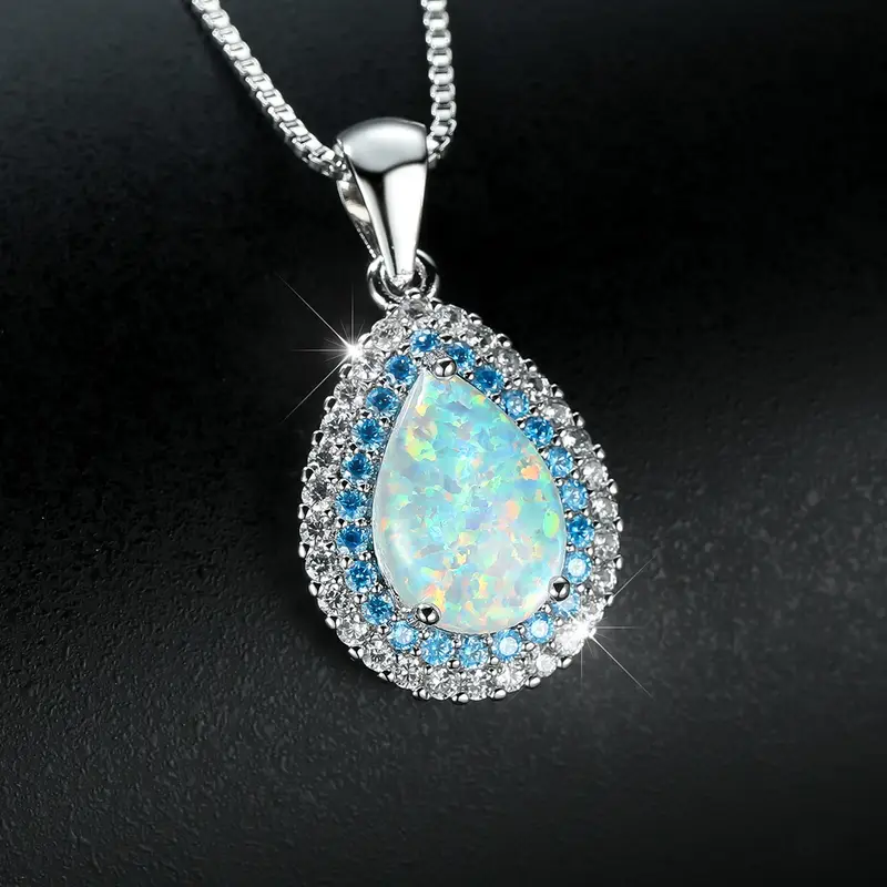 Collar de lágrima de ópalo brillante con circonitas azules y blancas