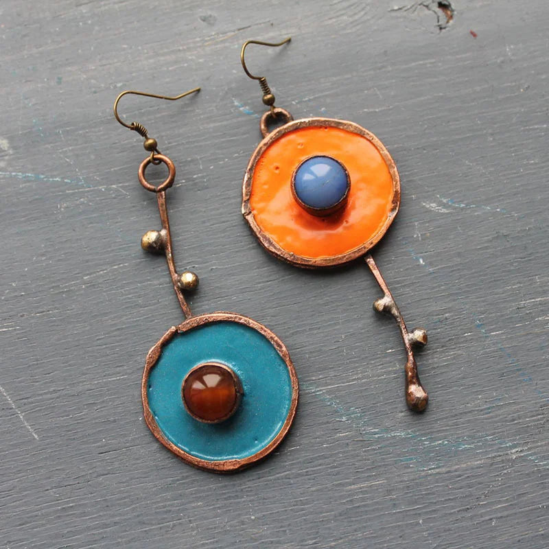 Pendientes asimétricos de cobre con esmalte de colores y piedras naturales