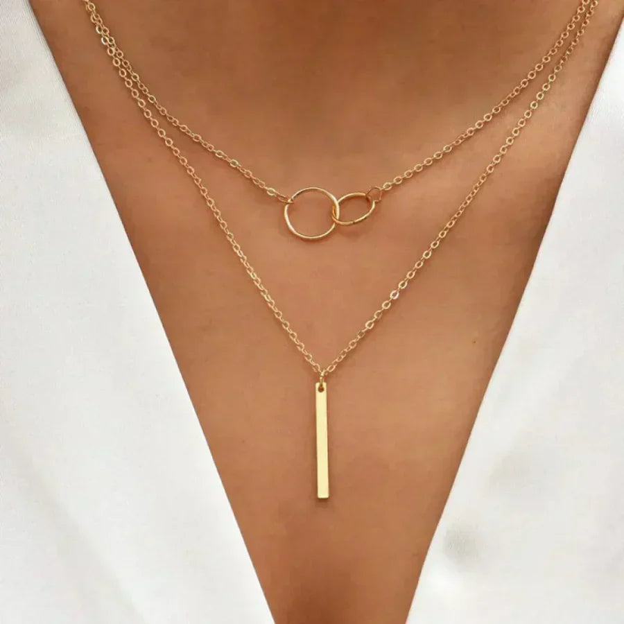 Collar de varias hileras con anillos y elegante colgante de barra