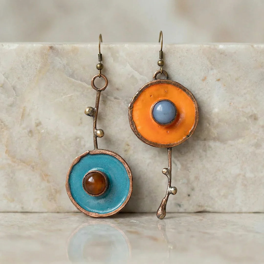 Pendientes asimétricos de cobre con esmalte de colores y piedras naturales