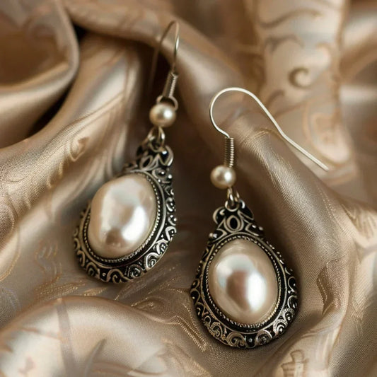 Pendientes de perlas antiguas con detalles delicados para una elegancia elegante