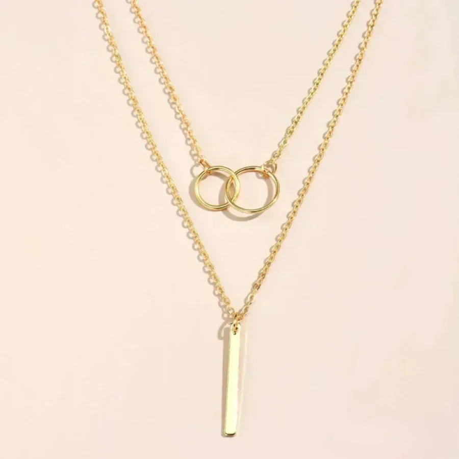 Collar de varias hileras con anillos y elegante colgante de barra