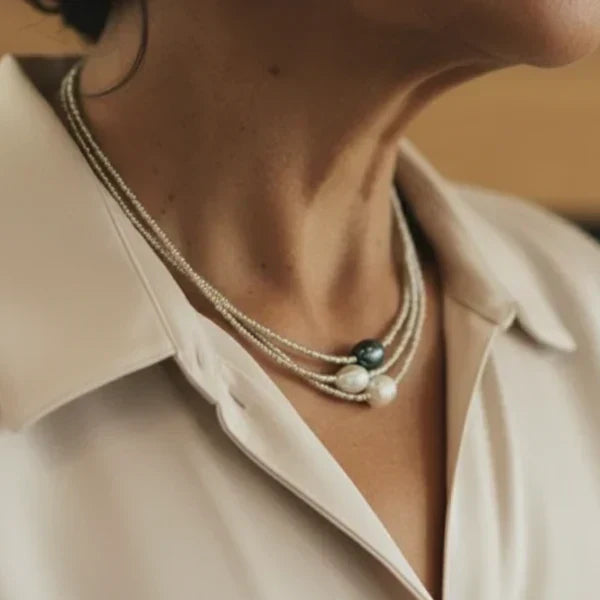 Elegante collar con tres perlas naturales en delicados colores