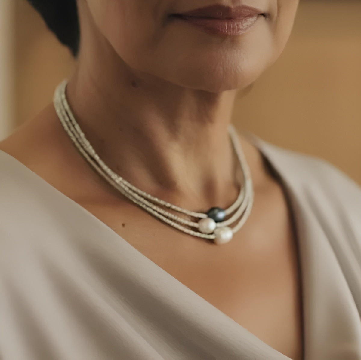 Elegante collar con tres perlas naturales en delicados colores
