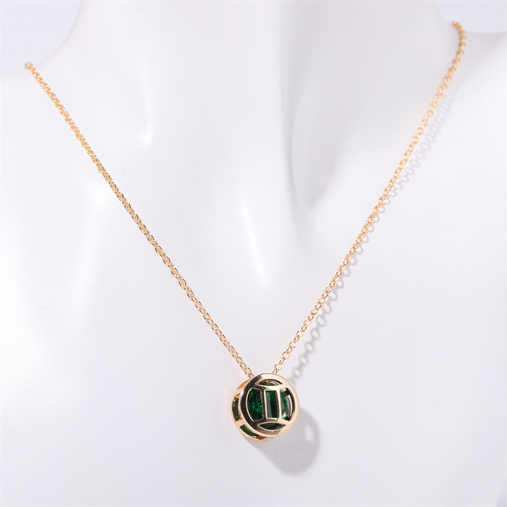 Delicado collar con los signos del zodíaco con colgantes brillantes e incrustaciones de colores