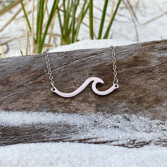Elegante collar ondulado de metal robusto para los amantes de la playa
