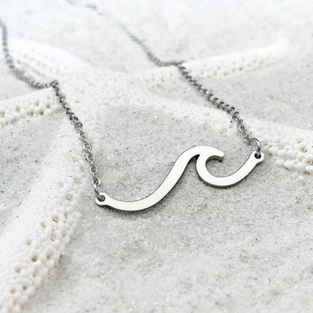 Elegante collar ondulado de metal robusto para los amantes de la playa