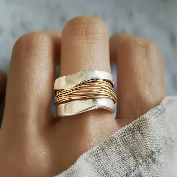 Anillo con fibras doradas