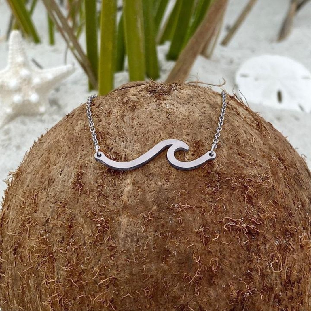 Elegante collar ondulado de metal robusto para los amantes de la playa
