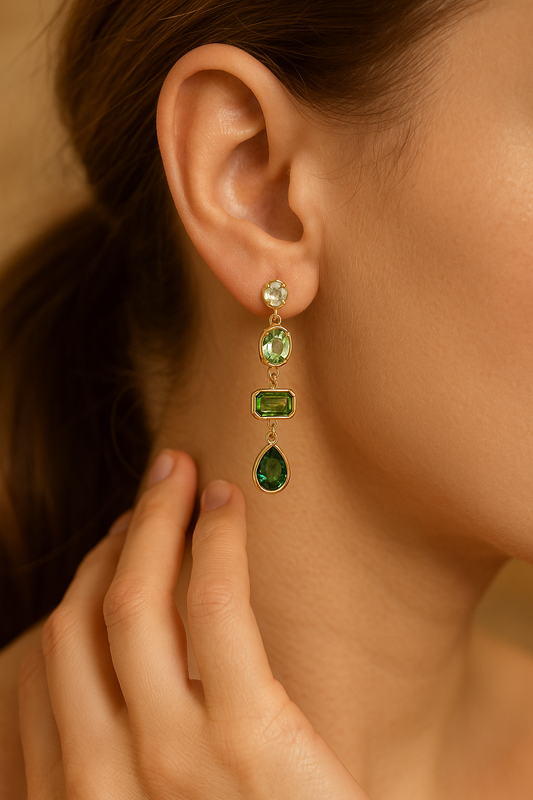 Pendientes colgantes elegantes con piedras preciosas verdes y detalles claros