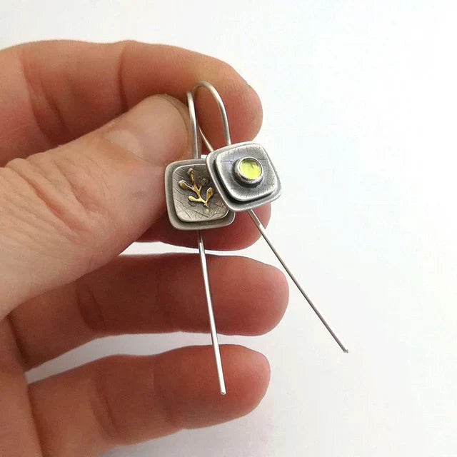 Pendientes largos con diseño cuadrado y decoración de hojas