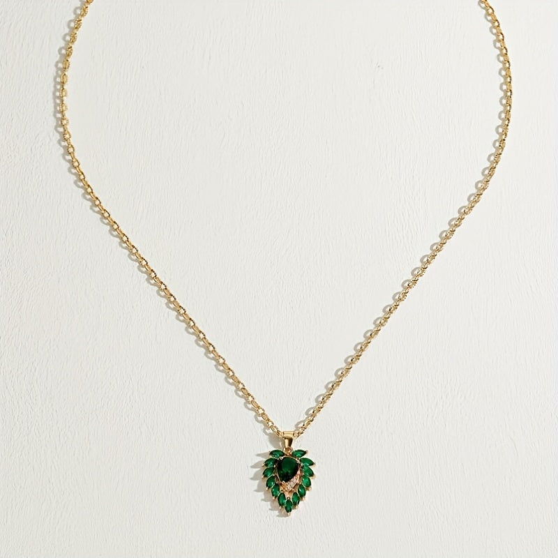 Elegante collar de lágrima verde esmeralda con detalles de circonita cúbica
