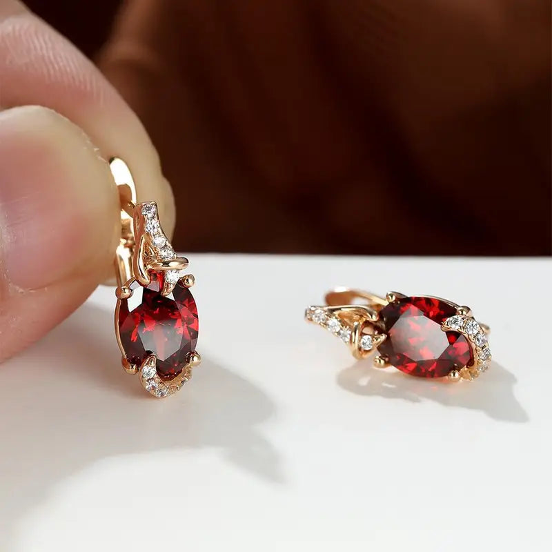 Pendientes de rubíes brillantes con detalles en circonitas cúbicas para ocasiones especiales