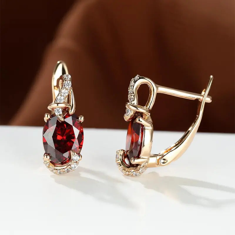 Pendientes de rubíes brillantes con detalles en circonitas cúbicas para ocasiones especiales