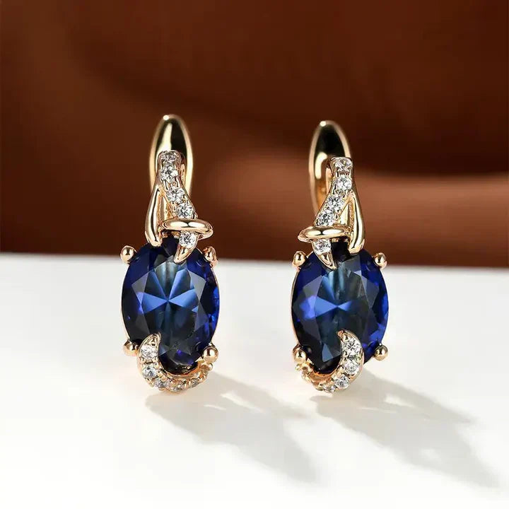 Elegantes pendientes de color azul zafiro con brillantes detalles de circonita cúbica