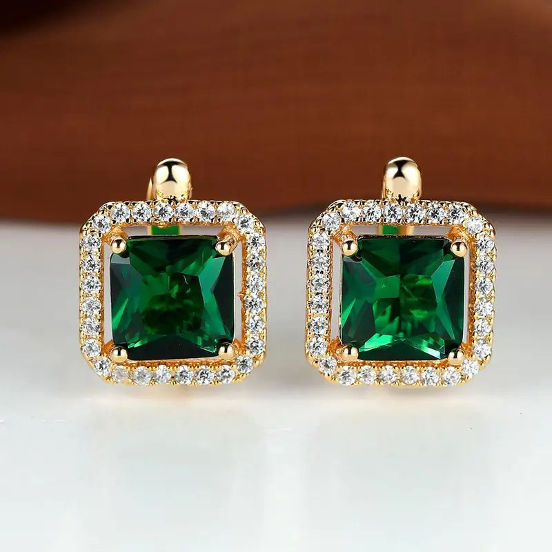 Pendientes glamorosos con circonita verde cuadrada y corona de strass