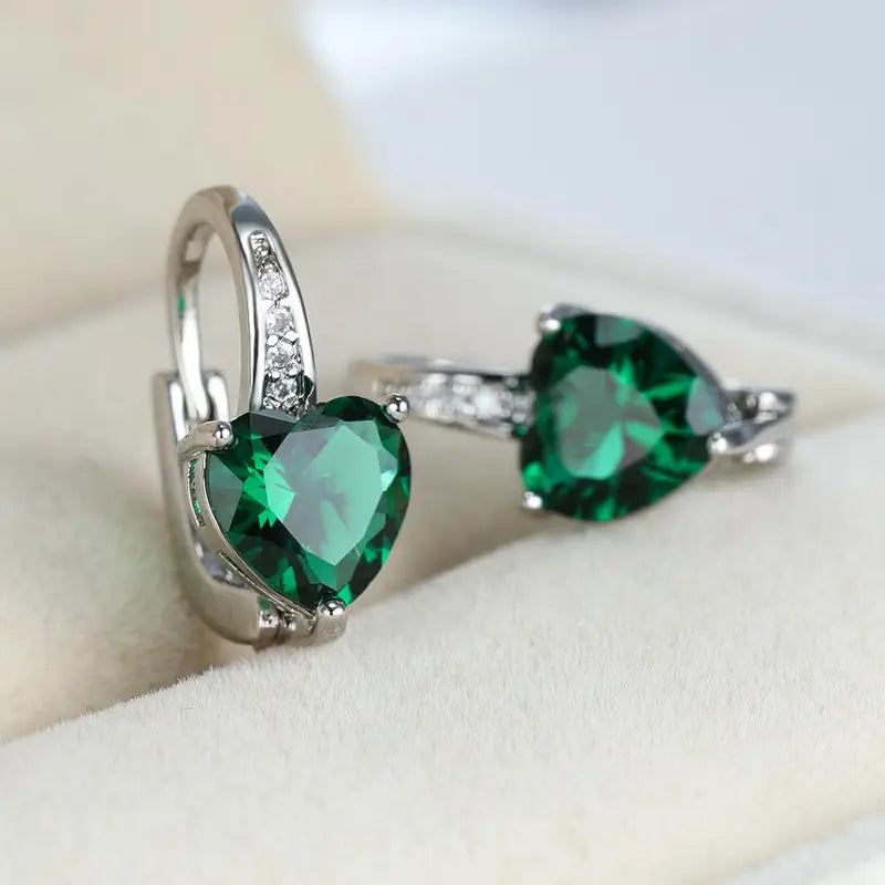 Pendientes elegantes en forma de corazón con brillantes circonitas verde esmeralda