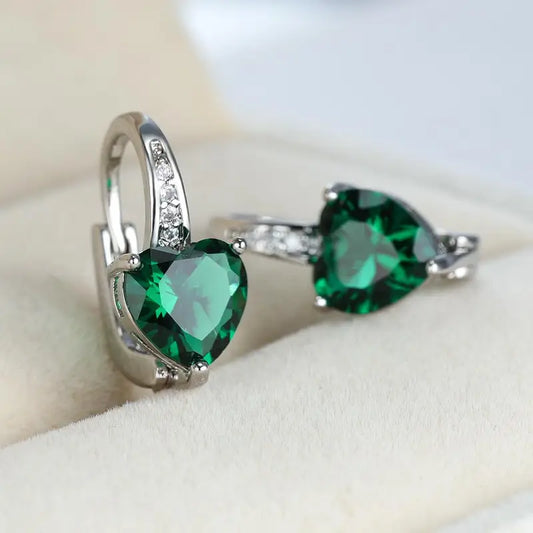 Pendientes elegantes en forma de corazón con brillantes circonitas verde esmeralda