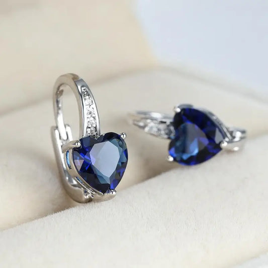 Pendientes en forma de corazón con circonita azul zafiro y detalles brillantes