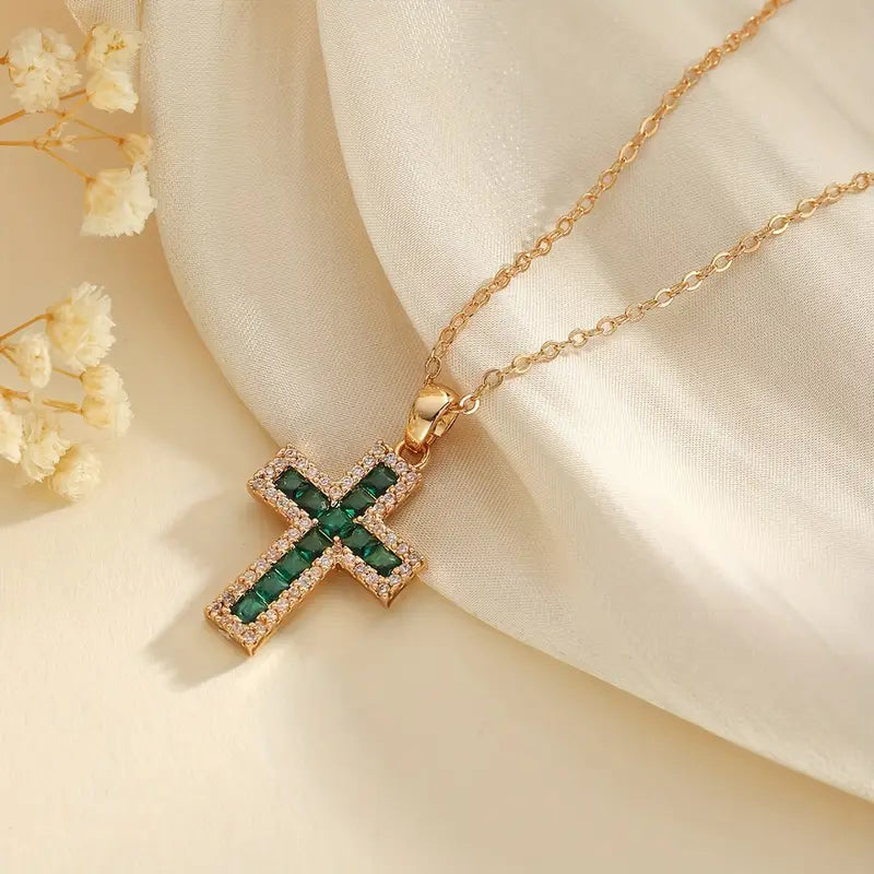 Collar cruz de filigrana con circonitas verdes y ribete de strass