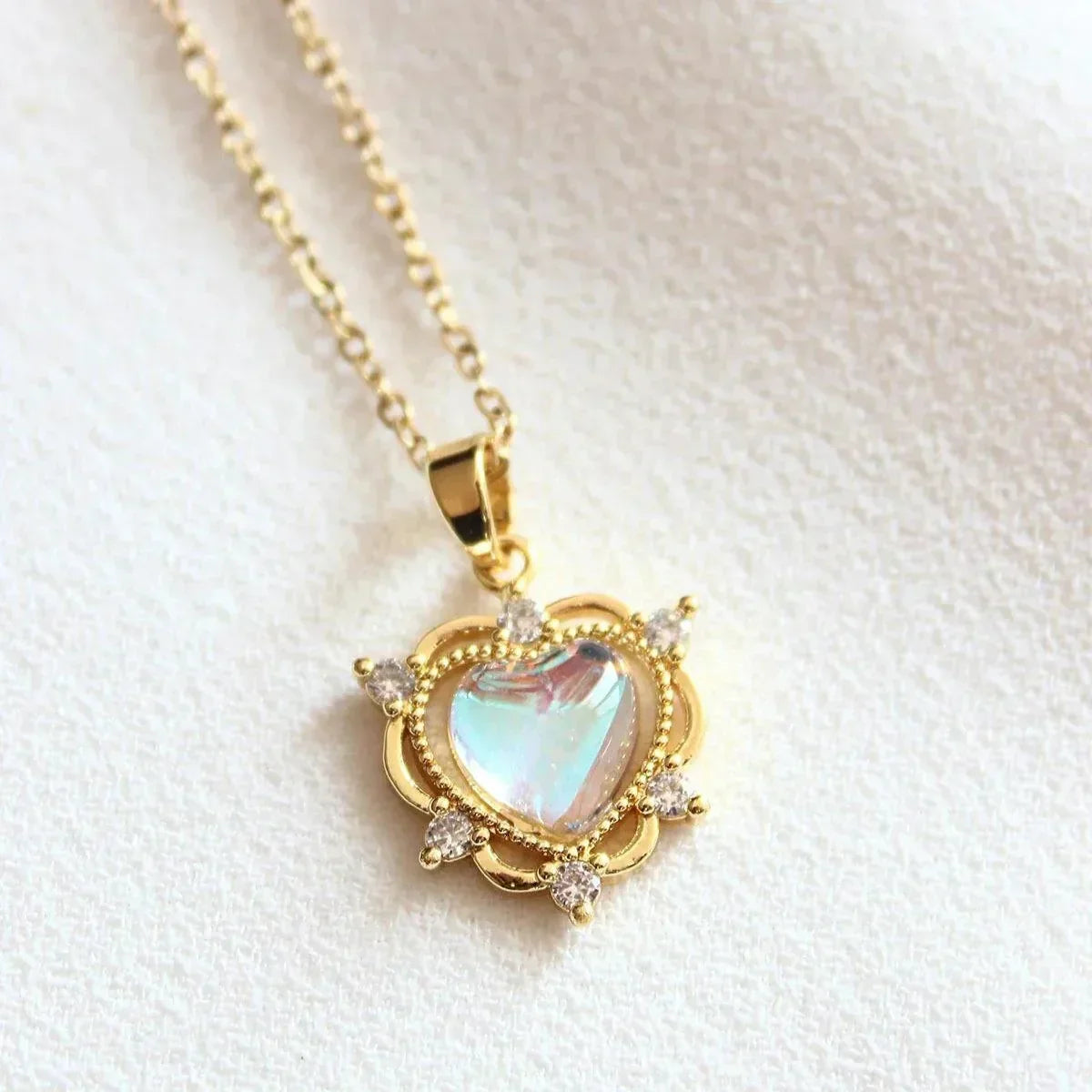 Collar de corazón de piedra lunar arcoíris con adornos de circonitas cúbicas