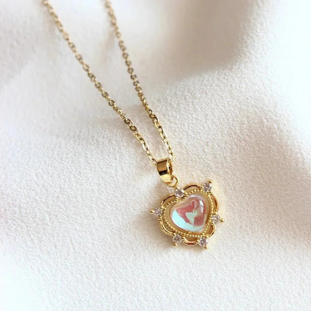 Collar de corazón de piedra lunar arcoíris con adornos de circonitas cúbicas
