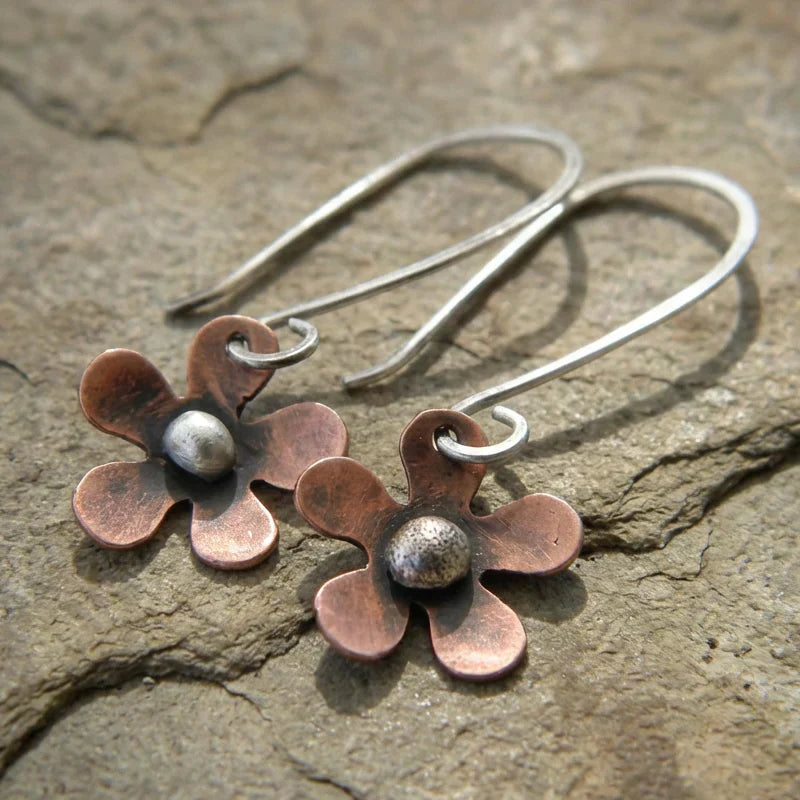 Pendientes de flores de cobre hechos a mano con detalle de bolas rústicas